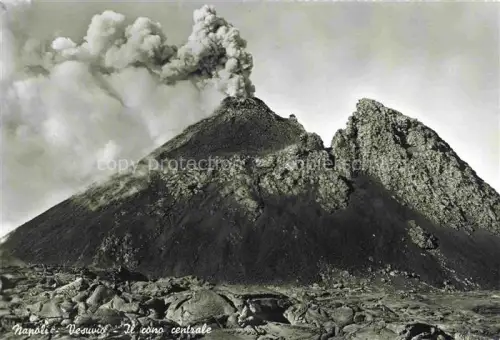 AK / Ansichtskarte Vesuvio Vulkan Vulcano Volcano Napoli Campania IT Vesuv Vulkan Krater Cono-centrale Rauch Lava Felsen