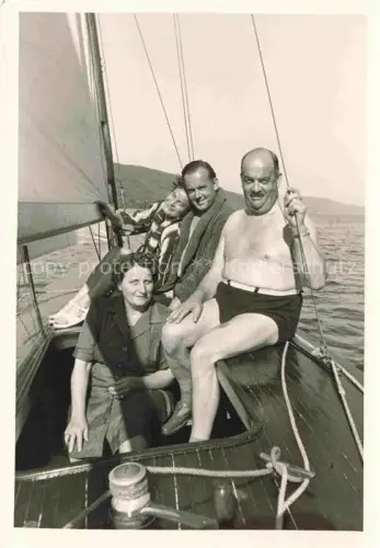 AK / Ansichtskarte Velden  Woerthersee AT Segelboot Woerthersee Segeln Familie See Berge Segel Echte-Photographie