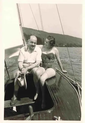 AK / Ansichtskarte Velden  Woerthersee AT Segelboot Paar Woerthersee See Huegel Sommerkleid Badeanzug