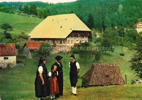 AK / Ansichtskarte Lauterbach Schwarzwald Tracht Schwarzwaldhaus Hasenbauernhof Trachtengruppe Wald Wiese Fachwerk