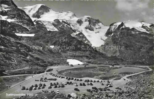 AK / Ansichtskarte Sustenpass 2262m BE Sustenpasshoehe Parkplatz Gletscher Berge Schnee Autos Passstrasse Hochgebirge