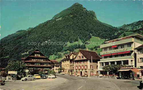 AK / Ansichtskarte Gersau Vierwaldstaettersee SZ Hotel-Beau-Rivage Vierwaldstaettersee Autofaehre Ortszentrum Autos Berg Geschaefte