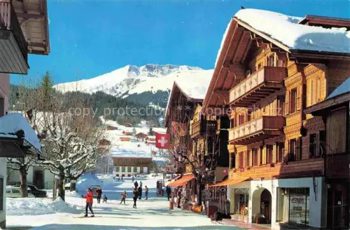 AK / Ansichtskarte Lenk Simmental BE Dorfpartie Wistaetthorn Dorfstrasse Chalets Skilaeufer Winter Schnee Schweizer-Flagge
