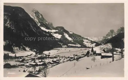 AK / Ansichtskarte Saanen BE Winterlandschaft Berge Schnee Kirche Dorf Tal Wald