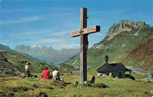 AK / Ansichtskarte Klausenpass 1948m UR Gipfelkreuz Kapelle Berge Tal Wanderer Panorama Alpen