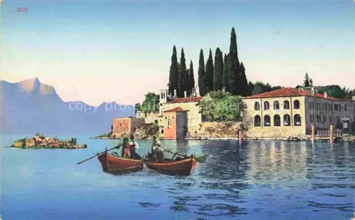AK / Ansichtskarte Punta San Vigilio Lago di Garda IT Lago-di-Garda S.-Vigilio Isolino Villa Zypressen Ruderboot Landzunge See Berge