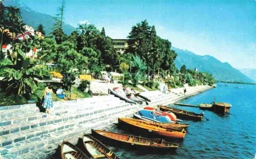 AK / Ansichtskarte LOCARNO Lago Maggiore TI Lago-Maggiore Giardini-Pubblici Lungolago Ruderboote Promenade Palmen Spaziergaenger Berge