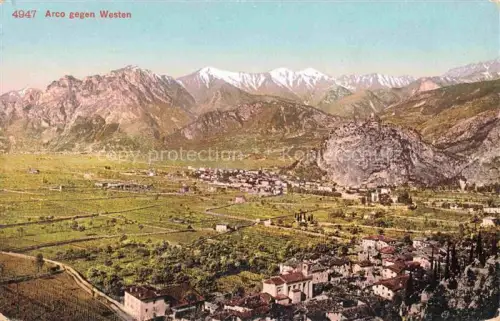 AK / Ansichtskarte Arco  Trentino IT Arco-gegen-Westen Burg Felsen Berge Alpen Tal Felder Ortschaft