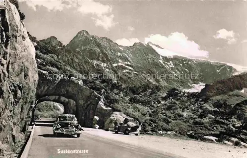 AK / Ansichtskarte Sustenstrasse Sustenstrasse Felsdurchbruch Tunnel Autos Bergstrasse Gletscher Felsen