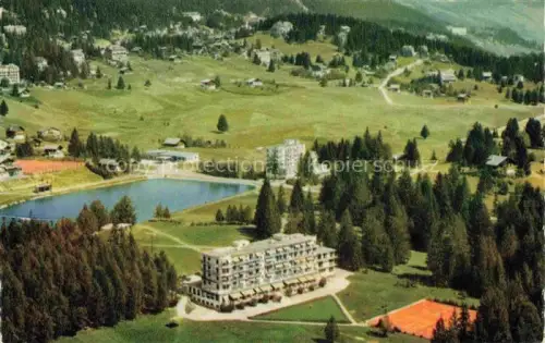 AK / Ansichtskarte CRANS-MONTANA VS Golf-Hotel Teich Bergwiese Fichten Tennisplatz