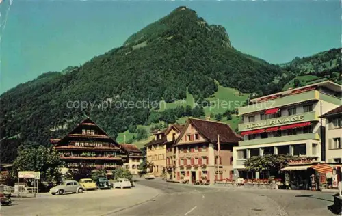 AK / Ansichtskarte Gersau Vierwaldstaettersee SZ Vierwaldstaettersee Autofaehreplatz Gerbehaus Hotel-Beau-Rivage Berg Autos