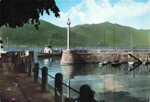 AK / Ansichtskarte Luino Lago Maggiore IT Lago-Maggiore Porto Saeule Dampfschiff Boote Berge Hafen Spiegelung