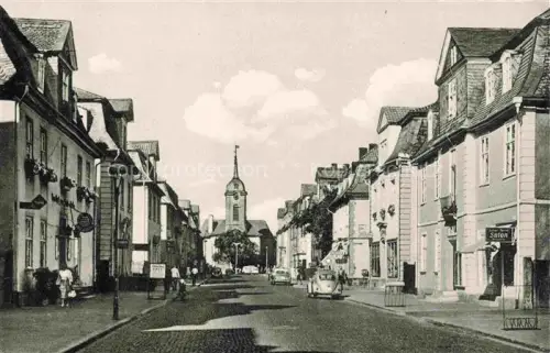 AK / Ansichtskarte Bad Arolsen Hauptstrasse Kirche Strassenszene Geschaefte Autos Fachwerkhaeuser Waldeck Luftkurort