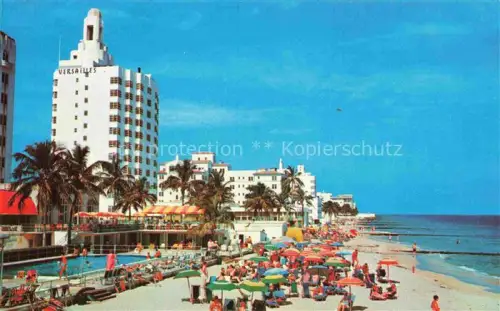 AK / Ansichtskarte Miami Beach Florida USA Hotel-Versailles Gold-Coast Strand Swimmingpool Cabanas Palmen Strandleben Sonnenschirme