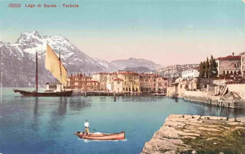 AK / Ansichtskarte Torbole Lago di Garda Trento IT Lago-di-Garda Segelboot Ruderboot Hafen Ortschaft Berge Schnee