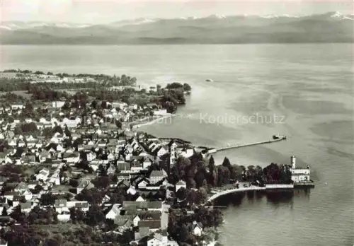 AK / Ansichtskarte Langenargen Bodensee Bodensee Seepromenade Steg Kirche Alpen Ort Luftbild