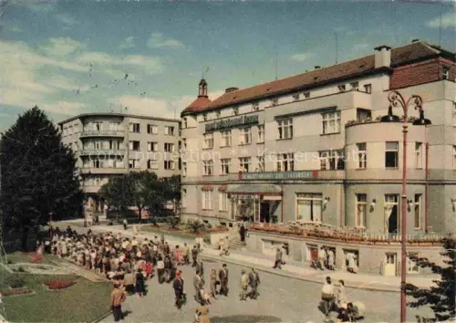 AK / Ansichtskarte Podebrady Lazne Bad Podiebrad CZ Stalingradske-namesti Kurhaus Kurpark Blumenuhr Kurgaeste Menschenmenge