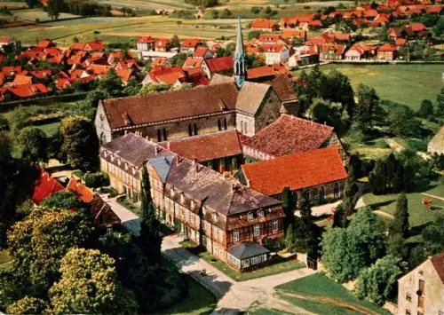 AK / Ansichtskarte Loccum Rehburg-Loccum Nienburg Niedersachsen Kloster Luftaufnahme Kirche Klostergebaeude Fachwerk Dorf Wiesen