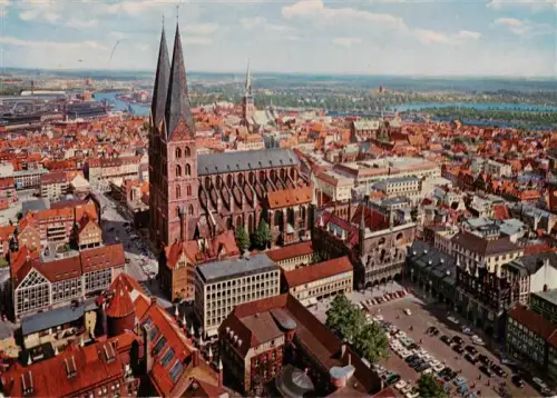 AK / Ansichtskarte LueBECK  CITY Marienkirche Stadtansicht Fliegeraufnahme Altstadt Hafen Trave Backsteinkirche Tuerme