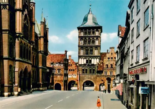 AK / Ansichtskarte LueBECK  CITY Burgtor Stadttor Strasse Backsteinkirche Passantin Hansestadt