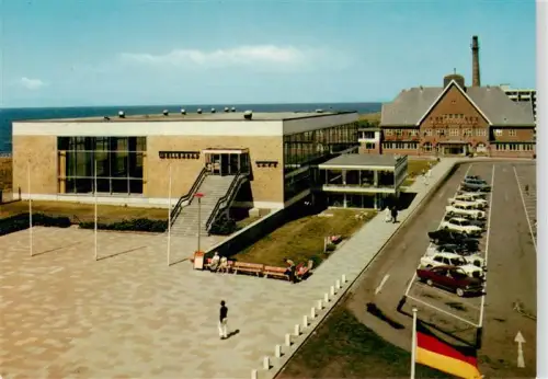 AK / Ansichtskarte WESTERLAND Sylt Meerwasser-Wellenbad Nordseeheilbad Nordsee Parkplatz Schornstein Deutsche-Fahne Autos Sylt
