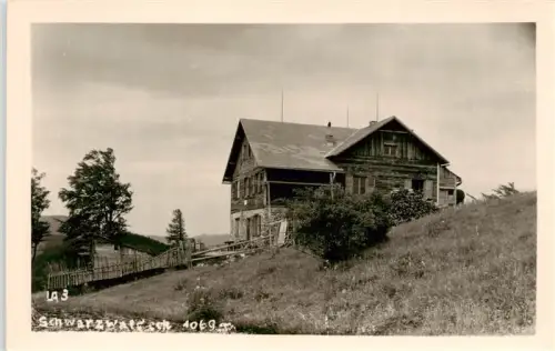 AK / Ansichtskarte Schwarwaldeckhaus 1069m Hainfeld Niederoesterreich AT Schwarzwalderlhaus Almhuette Wiese Zaun Bergwiese Holzhaus