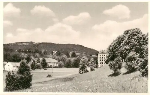 AK / Ansichtskarte Neuhaus Weissenbach Triesting Niederoesterreich AT Wiese Baeume Huegel Hotel Wohngebaeude Landschaft