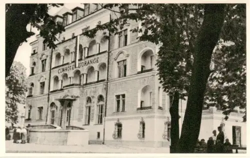 AK / Ansichtskarte Neuhaus Weissenbach Triesting Niederoesterreich AT Hotel-d Orange Kurhotel Fassade Baeume Brunnen Passanten
