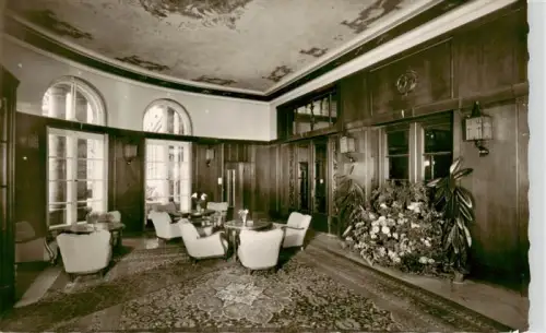 AK / Ansichtskarte Bad Hermannsborn Hotelhalle Lobby Holzvertaefelung Deckengemselde Sessel Blumenschmuck Teppich