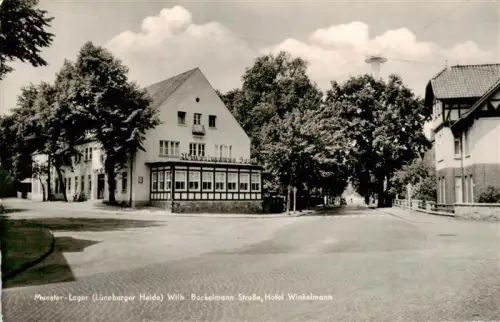 AK / Ansichtskarte Oerrel Soltau MUNSTER Soltau-Fallingbostel Niedersachsen Wilh-Bockelmann-Strasse Hotel-Winkelmann Kopfsteinpflaster Strassenszene Baeume