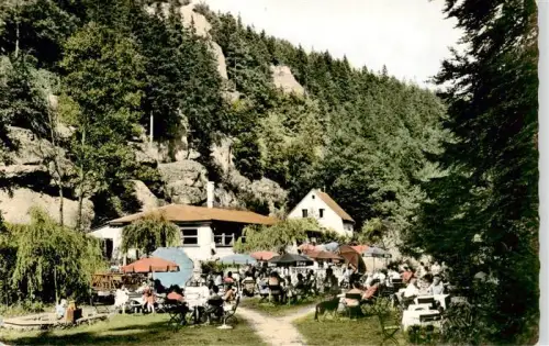 AK / Ansichtskarte Pottenstein Oberfranken Waldcafe Puttlachtal Fraenkische-Schweiz Sonnenschirme Biergarten Felsen Wald Ausfluegler