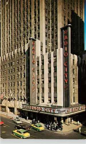 AK / Ansichtskarte NEW YORK City USA Radio-City-Music-Hall Rockefeller-Center Wolkenkratzer Strassenszene Autos Passanten