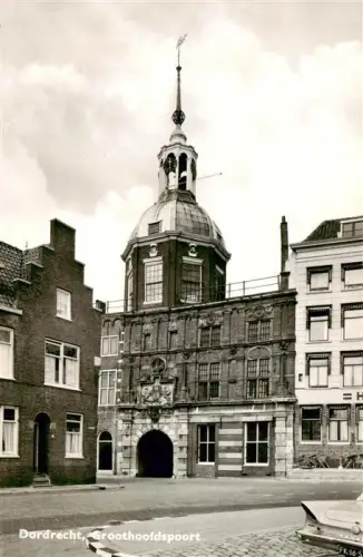 AK / Ansichtskarte Dordrecht Zuid-Holland NL Groothoofdspoort Stadttor Turm Backsteingebaeude Platz Hugo-de-Grootlaan