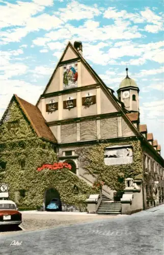 AK / Ansichtskarte Weiden  Oberpfalz Bayern Rathaus Efeu Stufengiebel Fresken Kirchturm Autos Kopfsteinpflaster