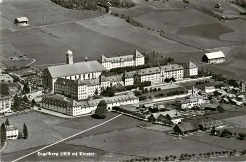 AK / Ansichtskarte Engelberg  OW Kloster Fliegeraufnahme Felder Ortschaft Dorf Berge