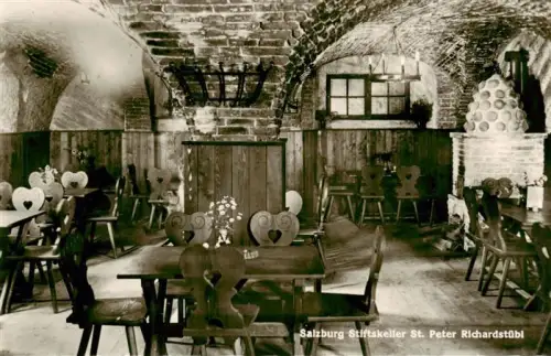 AK / Ansichtskarte SALZBURG  AT Stiftskeller-St-Peter Richardstuebl Gewoelbe Gaststube Holzmoebel Kerzenlicht Weinkeller