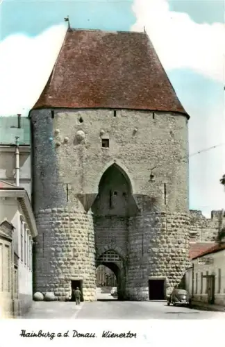 AK / Ansichtskarte Hainburg Donau Niederoesterreich AT Wienertor Stadttor Mittelalter Turm Gasse Auto Passant Stadtmauer