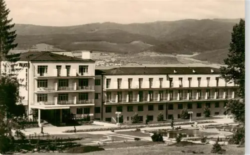 AK / Ansichtskarte Kupele Sliac Szliacs Slovakia Lie?ebný-dom-Palace Kurbad Sanatorium Berge Wald Park Kuranlage