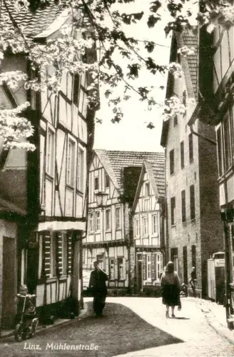 AK / Ansichtskarte Linz Rhein Rheinland-Pfalz Muehlenstrasse Fachwerk Altstadt Kopfsteinpflaster Passanten Strassenszene