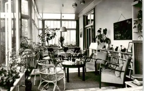 AK / Ansichtskarte s Graveland Conferentieoord Land-en-Bosch Serre Wintergarten Korbstuehle Zimmerpflanzen Lesezimmer