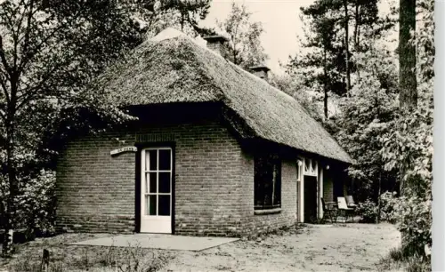 AK / Ansichtskarte Epe-Wissel Gelderland NL Stichting-Vacantievreugd Remboe Reetdachhaus Backsteinhaus Wald Kiefern Van-Hallstraat