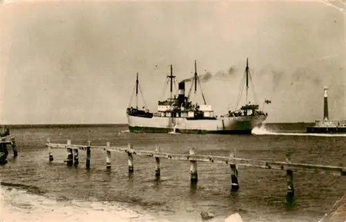 AK / Ansichtskarte WARNEMueNDE Ostseebad Rostock Auslaufender-Finnischer-Frachter Dampfschiff Hafen Pier Leuchtturm Ostsee