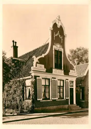 AK / Ansichtskarte Krommenie Noord-Holland NL Holzgiebel Barocke-Fassade Schnitzerei Klapplaeden Kopfsteinpflaster Wohnhaus