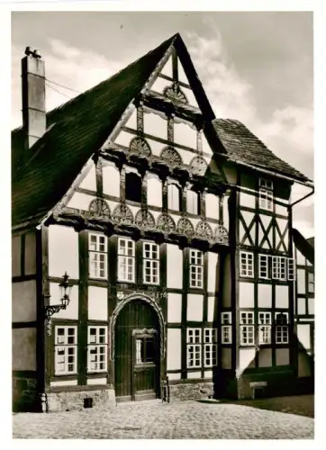 AK / Ansichtskarte Neuhaus Hoexter Kusterhaus St-Kilianikirche Fachwerkhaus Holzrenaissance Westfalen Kopfsteinpflaster