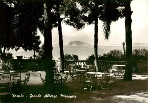 AK / Ansichtskarte Formia Lazio IT Grande-Albergo-Miramare Hotel Terrasse Meer Insel Palmen Pinienbaeume Tische