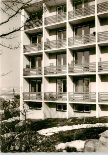 AK / Ansichtskarte Waldkirchen  Niederbayern Freyung-Grafenau Bayern Erholungsheim VdK Hochhaus Balkone Neubau Schnee Kirche Winter