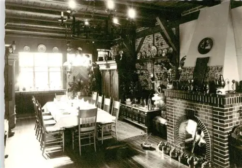 AK / Ansichtskarte Hohenlockstedt Gasthaus Lohmuehle Gaststube Kamin Ziegelkamin Esstisch Holzbalkendecke Keramik rustikale-Einrichtung