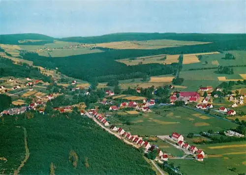 AK / Ansichtskarte Neuhaus Solling Holzminden Weser Niedersachsen Luftaufnahme Ortschaft Solling Wald Felder Huegel Wohnhaeuser