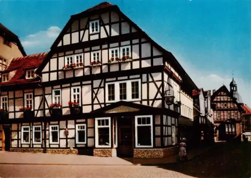 AK / Ansichtskarte Neuhaus Hoexter Alte-Schreiberei Rats-Apotheke Fachwerk Marktplatz Altstadt Blumenkaesten Kirche