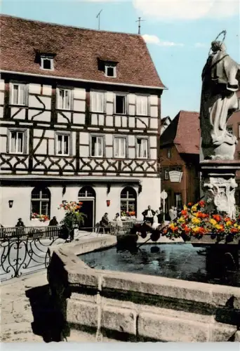 AK / Ansichtskarte Volkach Gasthof-Behringer Marktplatz Brunnen Heiligenfigur Fachwerk Gasthaus Blumen